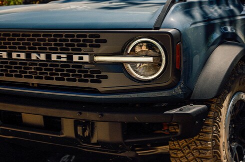 La clásica parrilla de Ford Bronco 2025 brinda carácter y dinamismo a la SUV 4x4